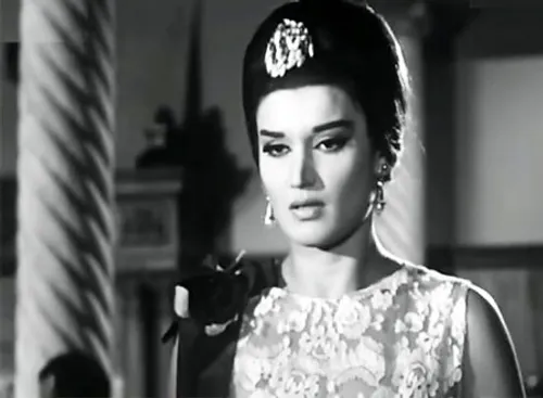 يوم اخر في حياة الانسة نجوى